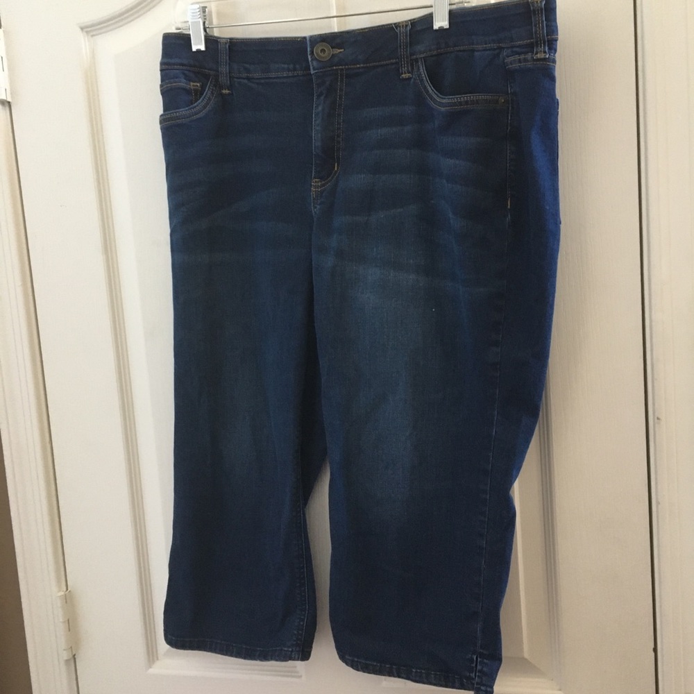 FINAL MARKDOWN Ladies Liz Claiborne capris 16